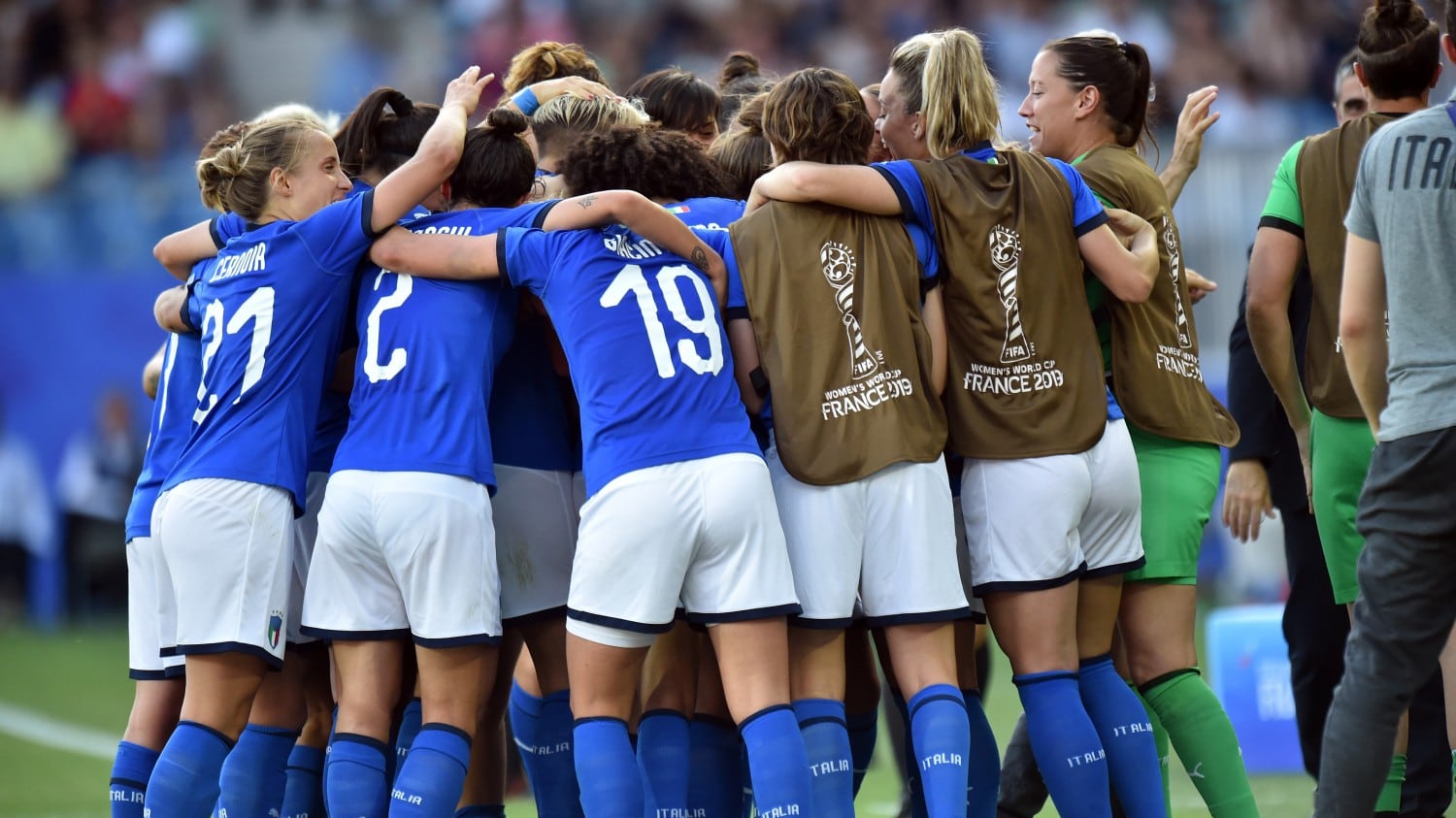 Azzurre, fate sul serio Dimenticate i maschi e scolorite le Orange