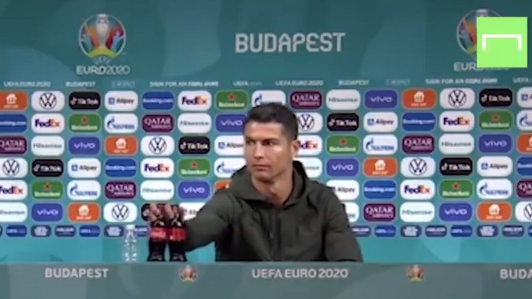Il gesto di Ronaldo in conferenza stampa che spiazza tutti: "Acqua..."