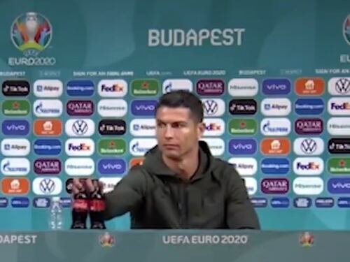 Il gesto di Ronaldo in conferenza stampa che spiazza tutti: "Acqua..."