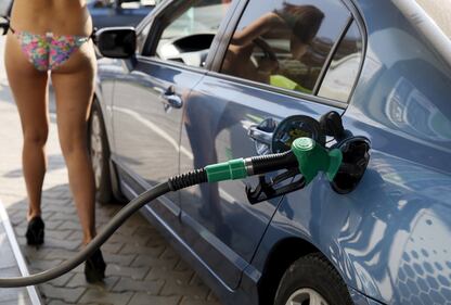 Il pieno di benzina è gratis se ti presenti in bikini 8