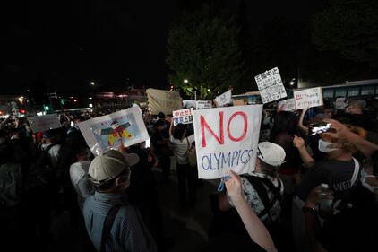 Tokyo, fuori dallo stadio la protesta contro i Giochi 1