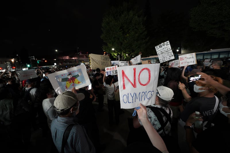 Tokyo, fuori dallo stadio la protesta contro i Giochi 1