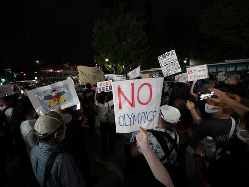 Tokyo, fuori dallo stadio la protesta contro i Giochi
