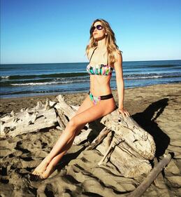 Elena Santarelli sexy in spiaggia 6