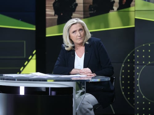 Elezioni francesi, Repubblicani davanti. Marine Le Pen resta a mani vuote