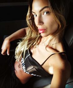 Sotto il vestito niente: Sarah Nile hot su Instagram 30