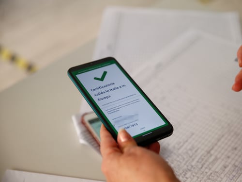 Nelle aziende con meno di 15 dipendenti chi è senza certificato potrà essere sostituito