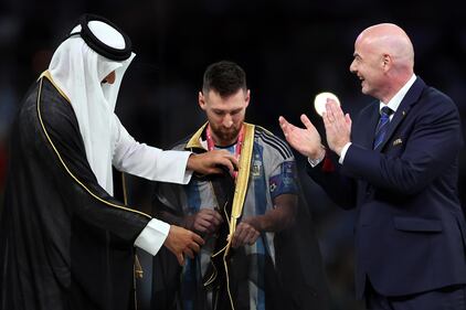 Messi con il mantello da sceicco 1