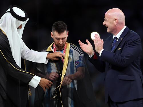 Messi con il mantello da sceicco