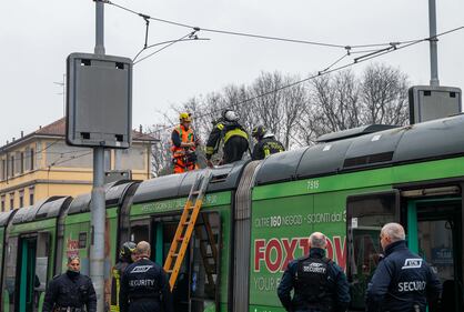 Milano, principio di incendio sul tram 27: le immagini 7