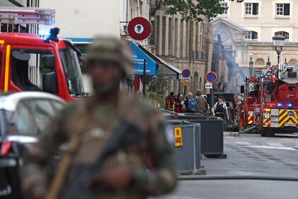 Violenta esplosione a Parigi: crolla la Paris American Academy 5