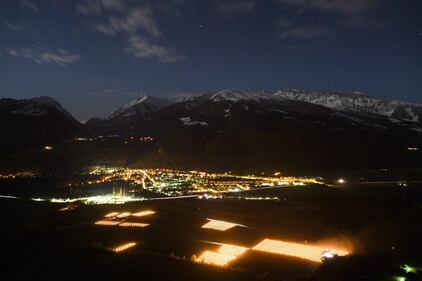 In Svizzera le candele "scaldano" l'uva nei campi 10