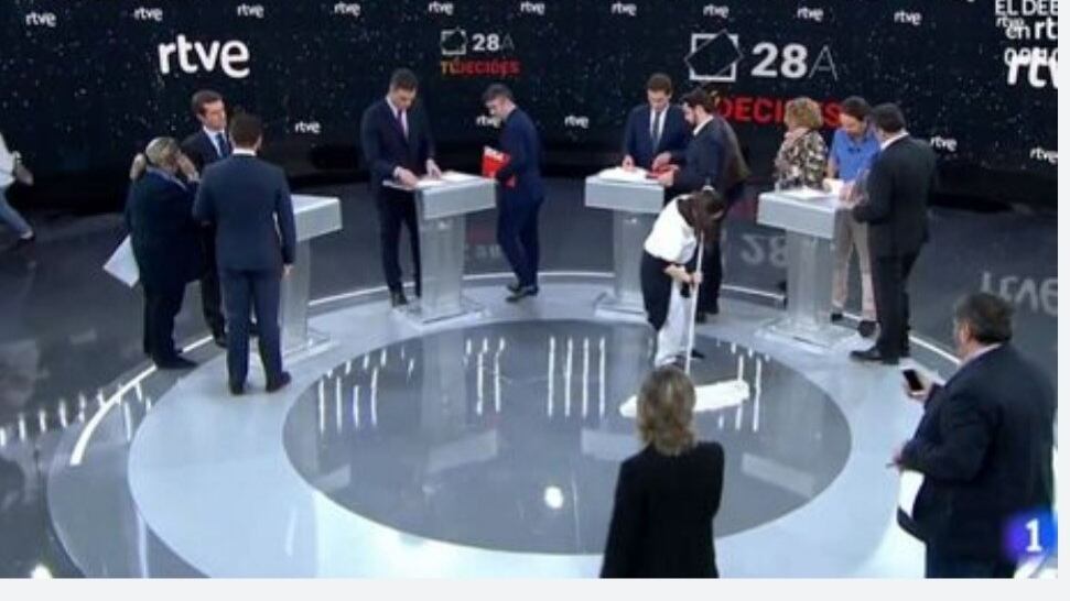 Spagna, la foto che imbarazza candidati. L'unica donna tra i politici? Fa le pulizie
