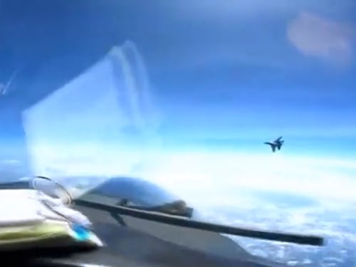 "Manovra aggressiva", "Provocazioni": incidente sfiorato tra jet cinese e caccia Usa