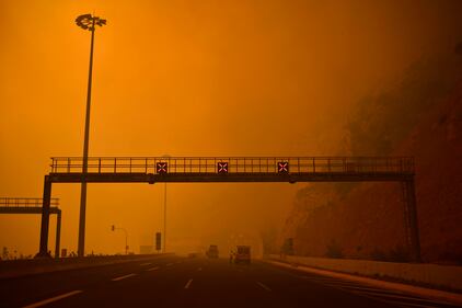 Le fiamme devastano la Grecia 1