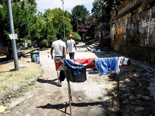 Blitz nei bivacchi di africani a Milano: scintille Pd-Lega