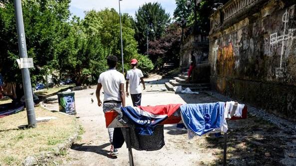 Blitz nei bivacchi di africani a Milano: scintille Pd-Lega