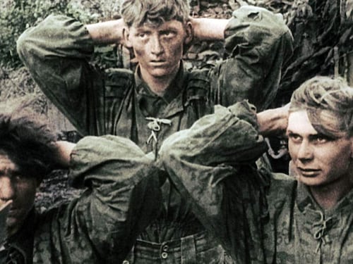 Quel precedente storico: i russi alla caccia di tatuaggi nazisti