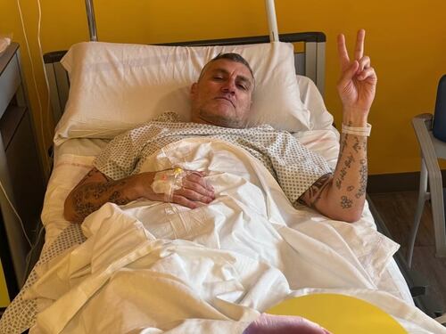 Bobo Vieri in ospedale, il post a sorpresa dopo l'intervento al ginocchio. Cosa è successo