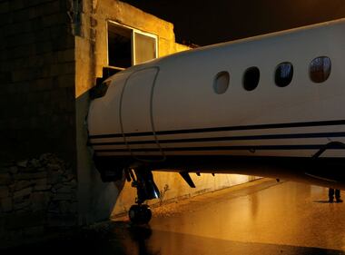 C'è troppo vento: l'aereo viene spazzato via 3