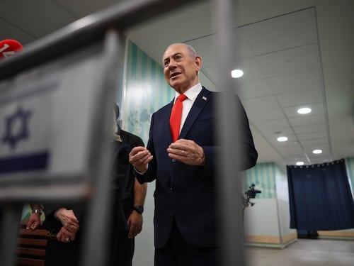 Israele al voto, alle 16 affluenza al 55%: “Record dal 1973″. Netanyahu chiama gli elettori alle urne: sfida decisiva con Eisenkot
