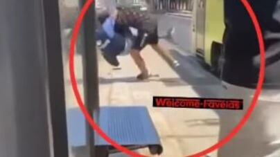 Aggredisce controllore e lo scaraventa a terra. Follia in strada a Napoli