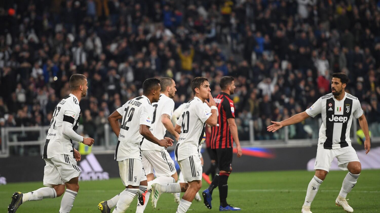 La Juventus ribalta il Milan 2-1: lo scudetto è a un passo
