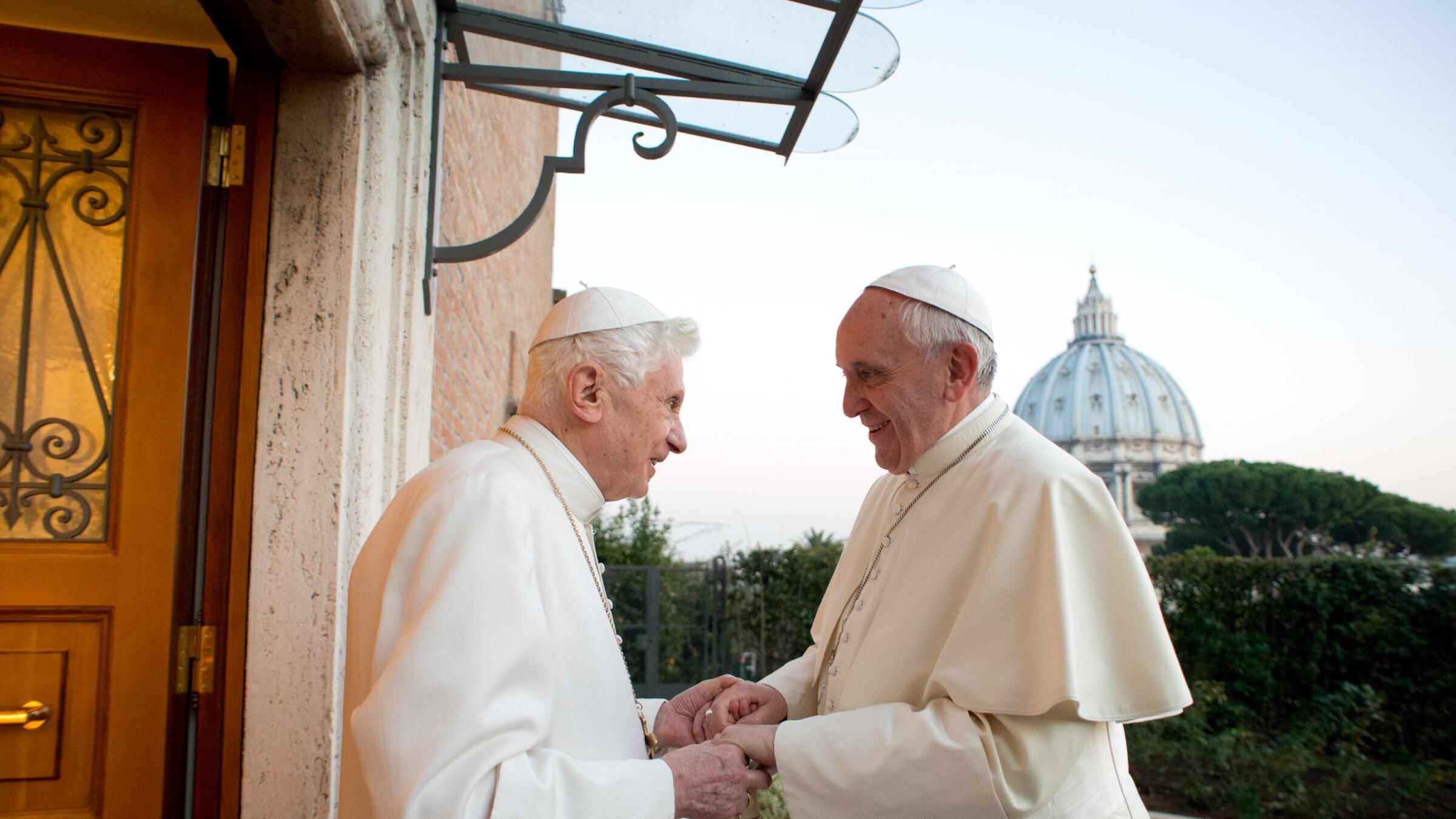 Dal "Daje" dei Papaboys ai pensieri dell'altro Pontefice. "Ratzinger prega per lui"