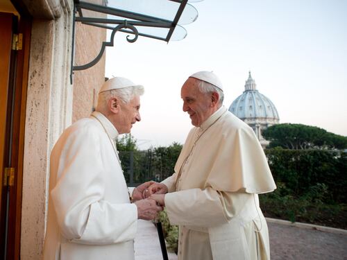 Dal "Daje" dei Papaboys ai pensieri dell'altro Pontefice. "Ratzinger prega per lui"