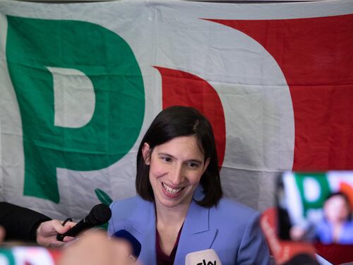 "Decreti disumani". Schlein strumentalizza la tragedia e attacca il governo