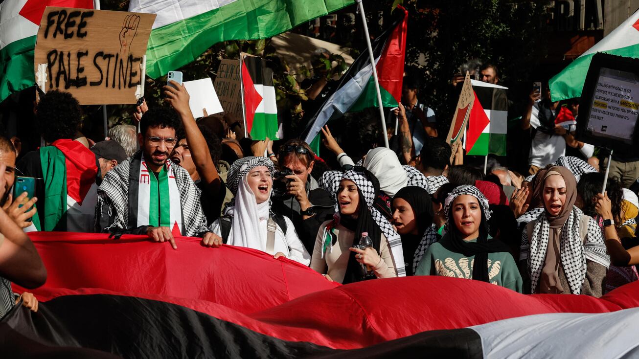 "Sionisti assassini". A Roma sfila il corteo pro-Palestina: strappata bandiera israeliana