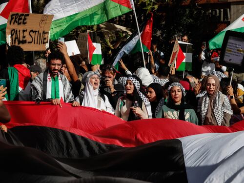 "Sionisti assassini". A Roma sfila il corteo pro-Palestina: strappata bandiera israeliana