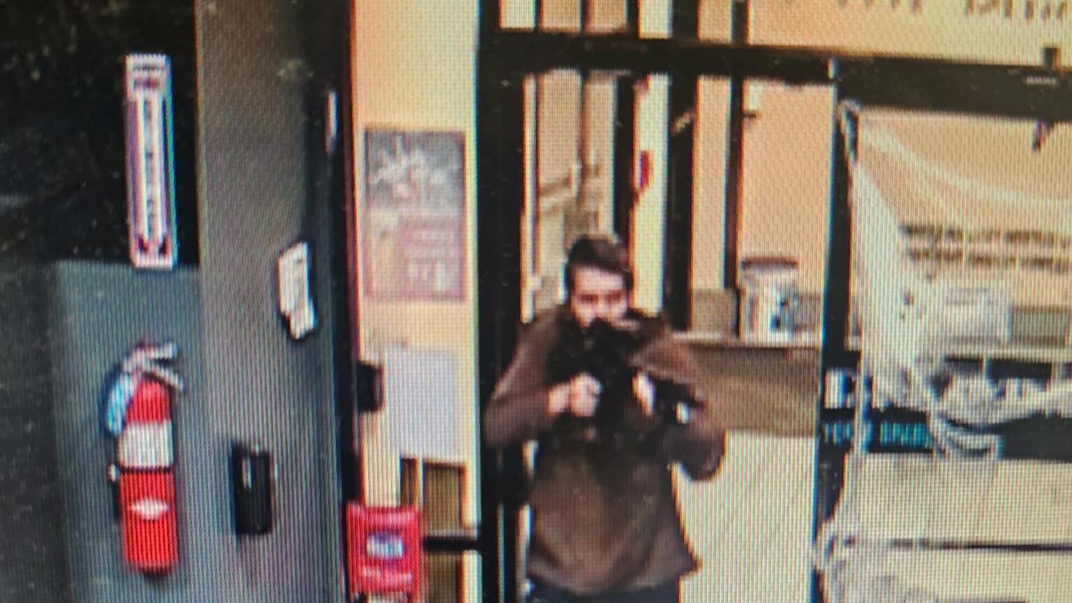 Maine, un riservista spara al ristorante e al bowling: 22 morti. È caccia all'uomo