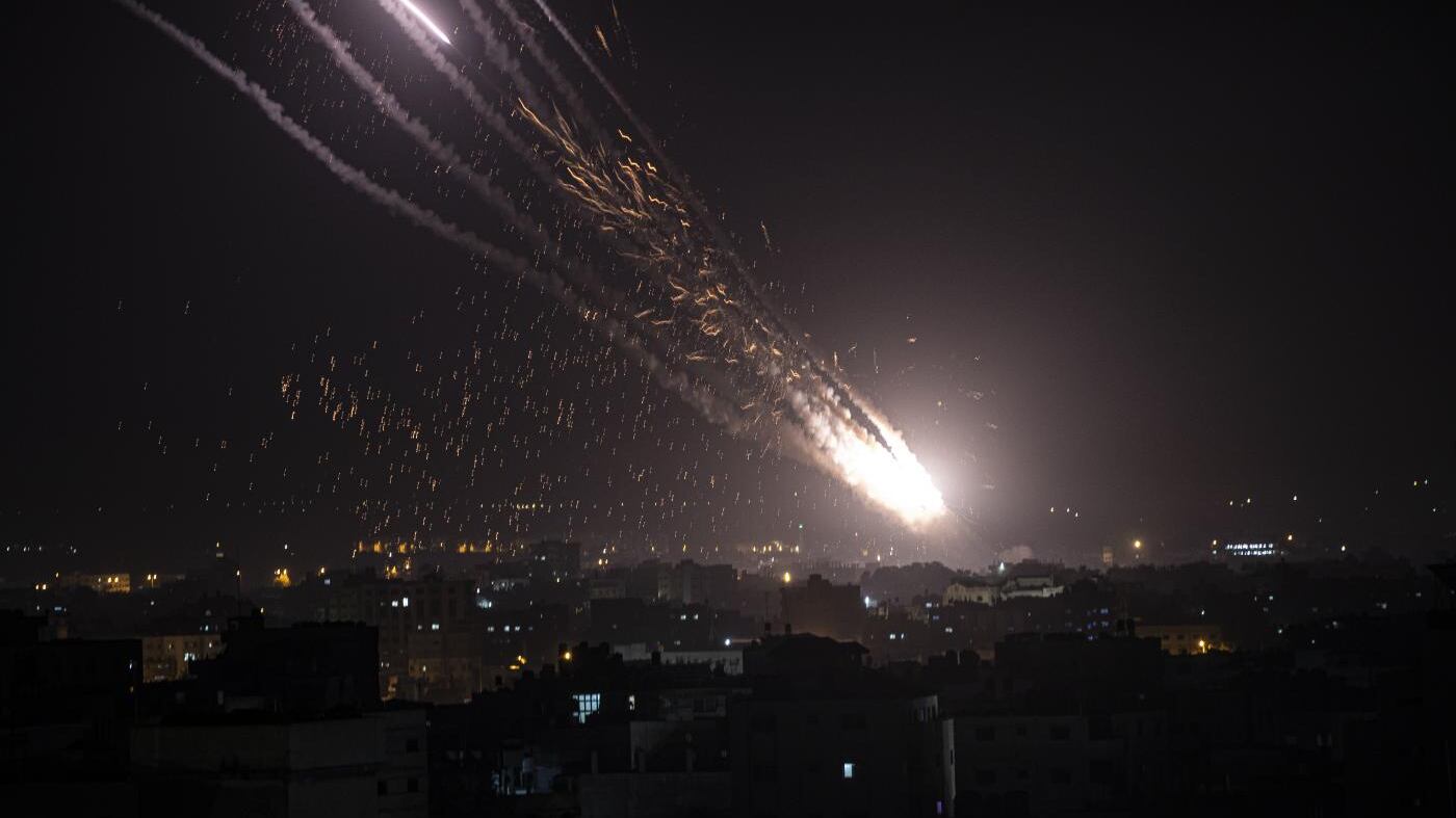 Bombe su Gaza, razzi su Tel Aviv: guerra tra Hamas e Israele