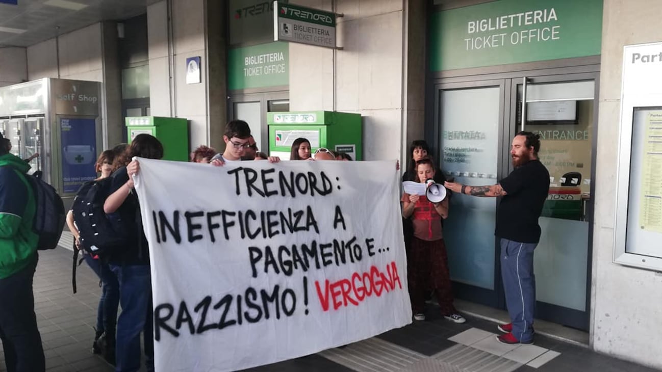 Razzismo a bordo di un treno Trenord, si mobilitano i centri sociali