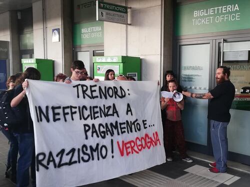 Razzismo a bordo di un treno Trenord, si mobilitano i centri sociali