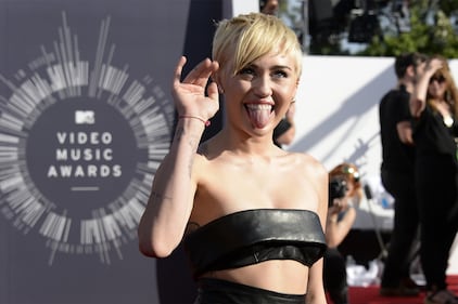 Miley Cyrus lancia l'ascella non depilata su Instagram 12