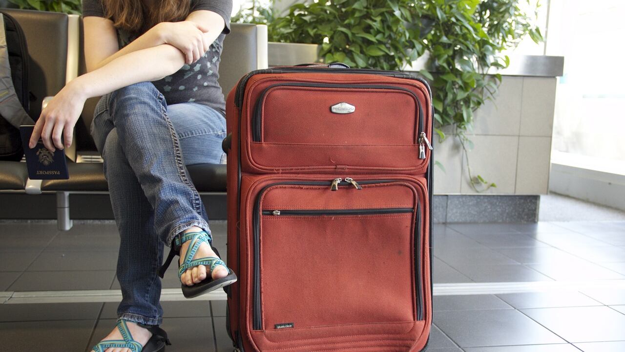 Valigia in volo? Meglio spedirla: il nuovo trucco per risparmiare sulle vacanze