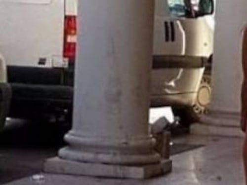 Bologna, ragazza nuda in strada: nessuno le paga la multa
