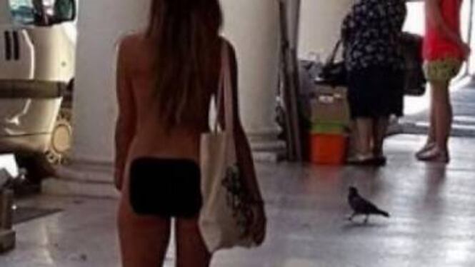 Bologna, ragazza nuda in strada: nessuno le paga la multa