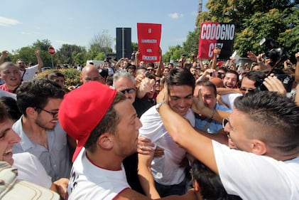 L'arrivo di Kakà a Linate accolto dall'abbraccio dei tifosi 4