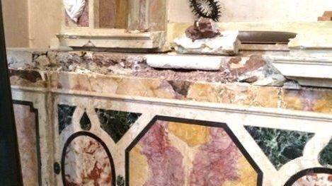 Devasta una chiesa urlando frasi in arabo: arrestato marocchino