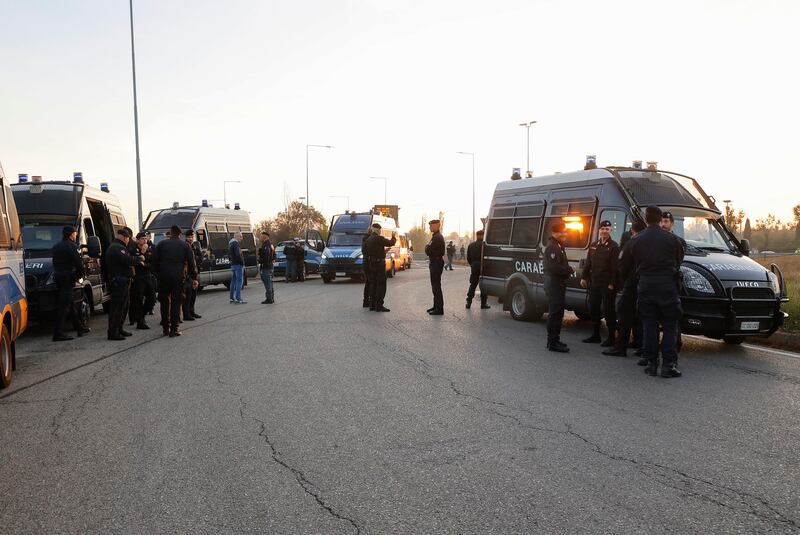 Cordone di polizia attorno al capannone del rave party 7