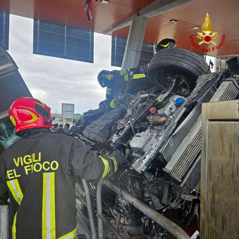 Incidente al casello di Rosignano (A12): morti e feriti. Le immagini dei vigili del fuoco 2