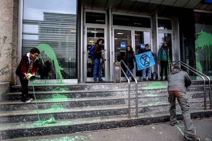 Ecologisti tirano vernice contro sede Rai  2