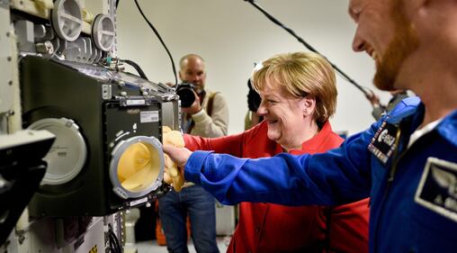 La Merkel con gli astronauti dell'Esa 8