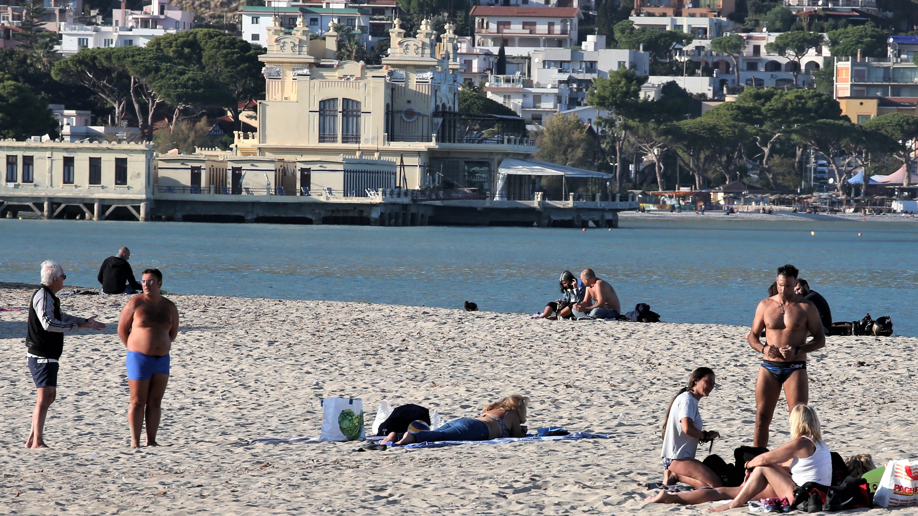 Vacanze d'estate, incognita vaccini: un italiano su tre rinuncia a partire