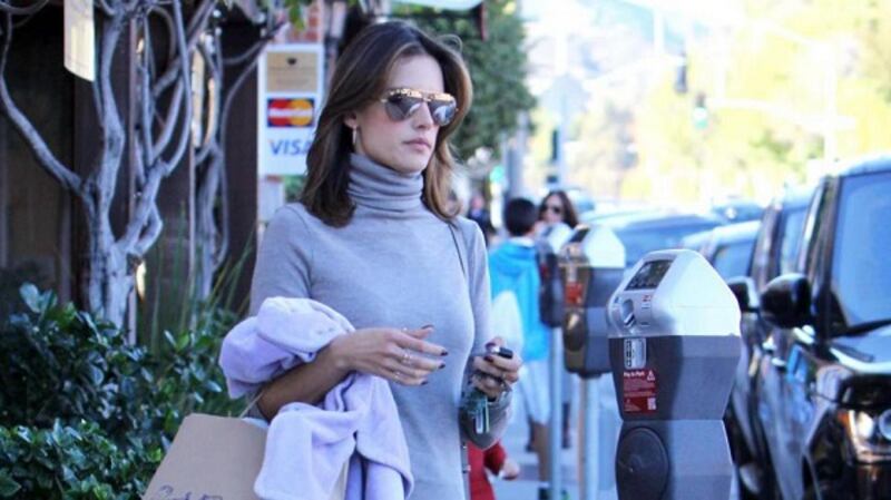 Alessandra Ambrosio, scatti bollenti a Malibu su Instagram: foto 11