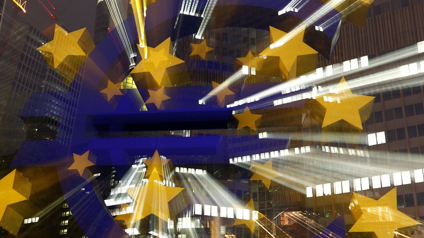 Euro in picchiata, l'economista Rossi: "Svalutazione positiva, ma non parliamo di crescita"