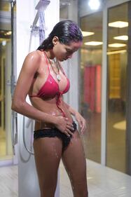 Mariana Rodriguez fa impazzire Bettarini con la sua doccia sexy 7
